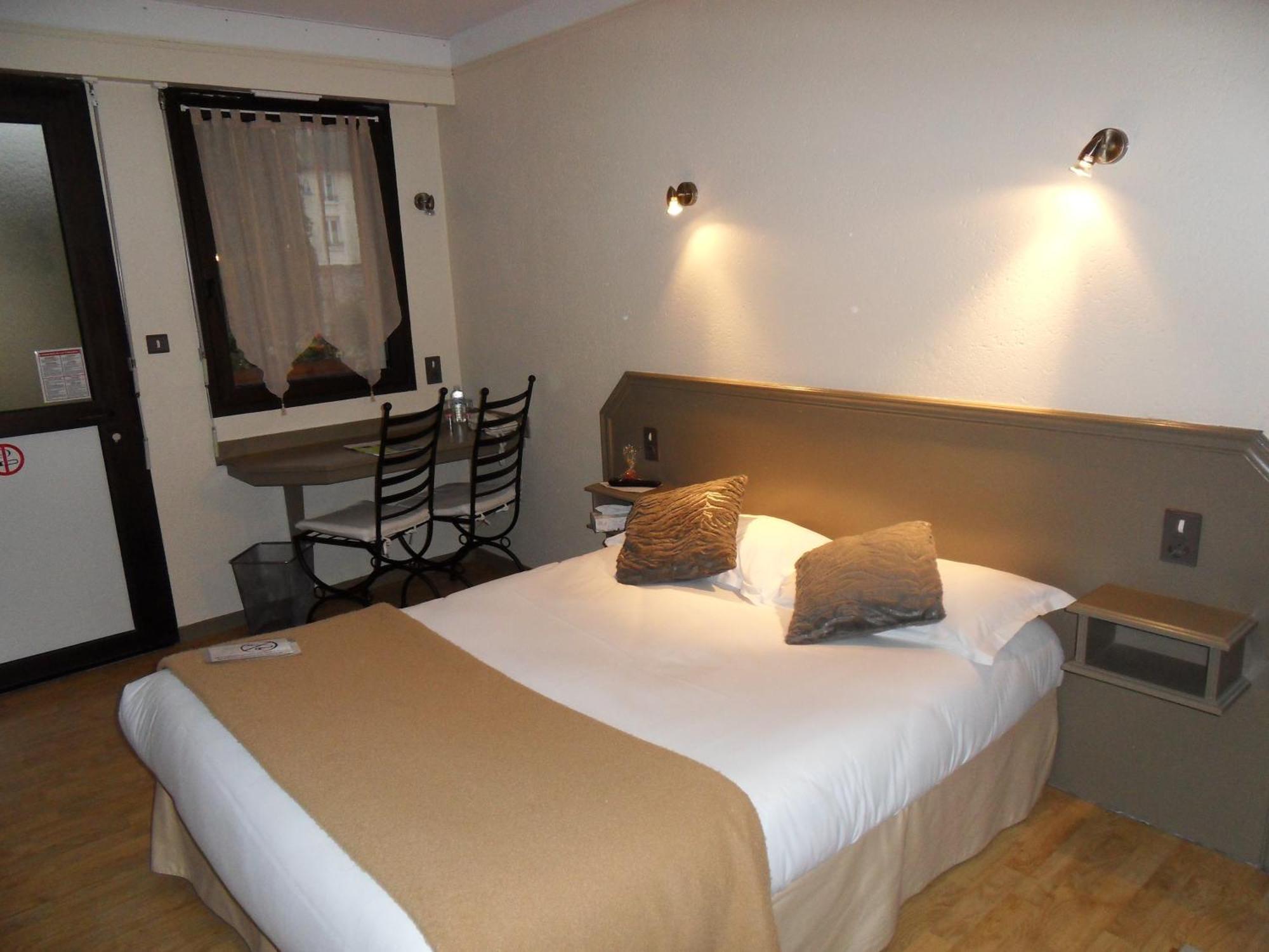 Hotel La Tour Des Anglais Mayenne Exterior photo