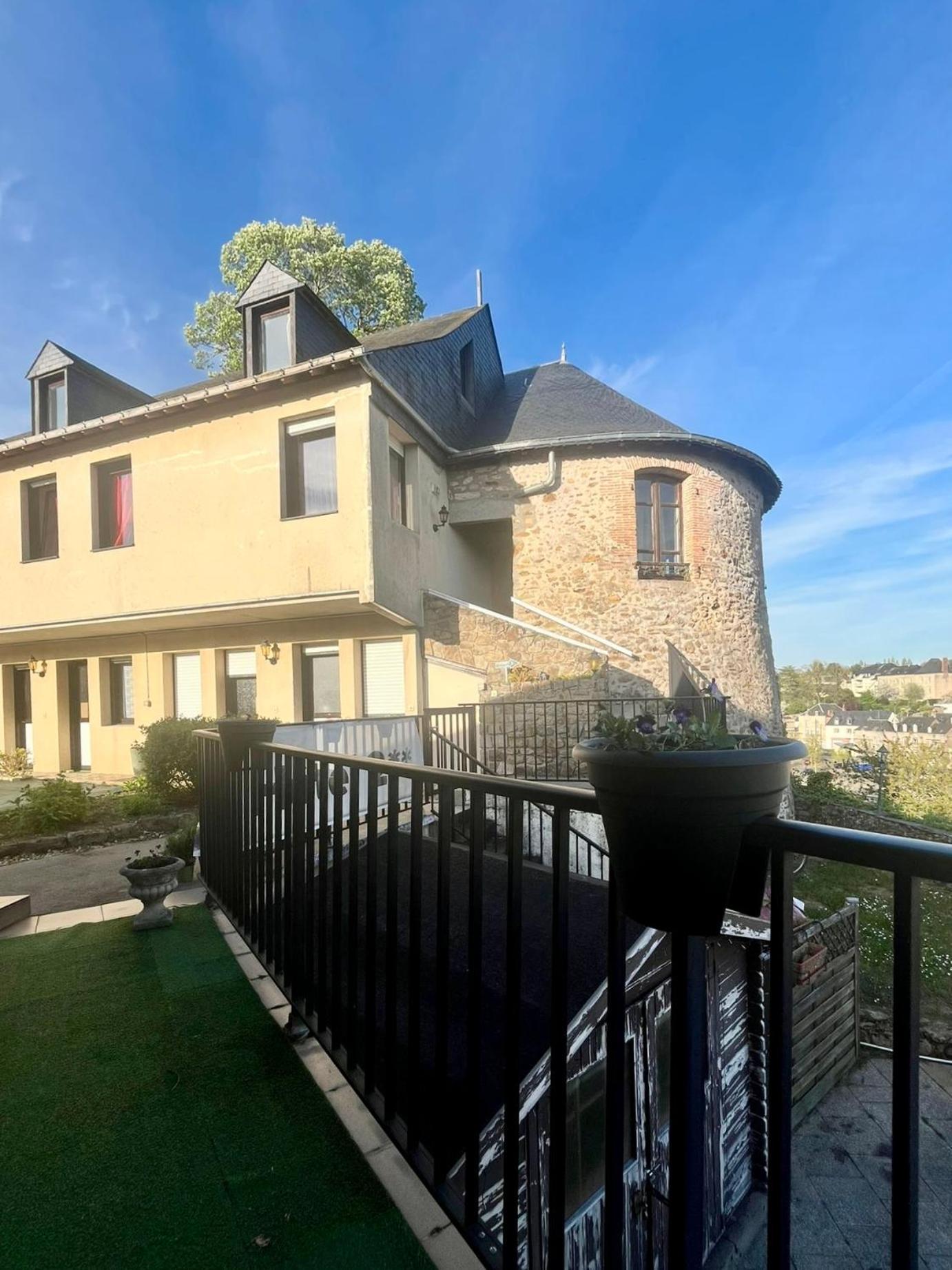 Hotel La Tour Des Anglais Mayenne Exterior photo