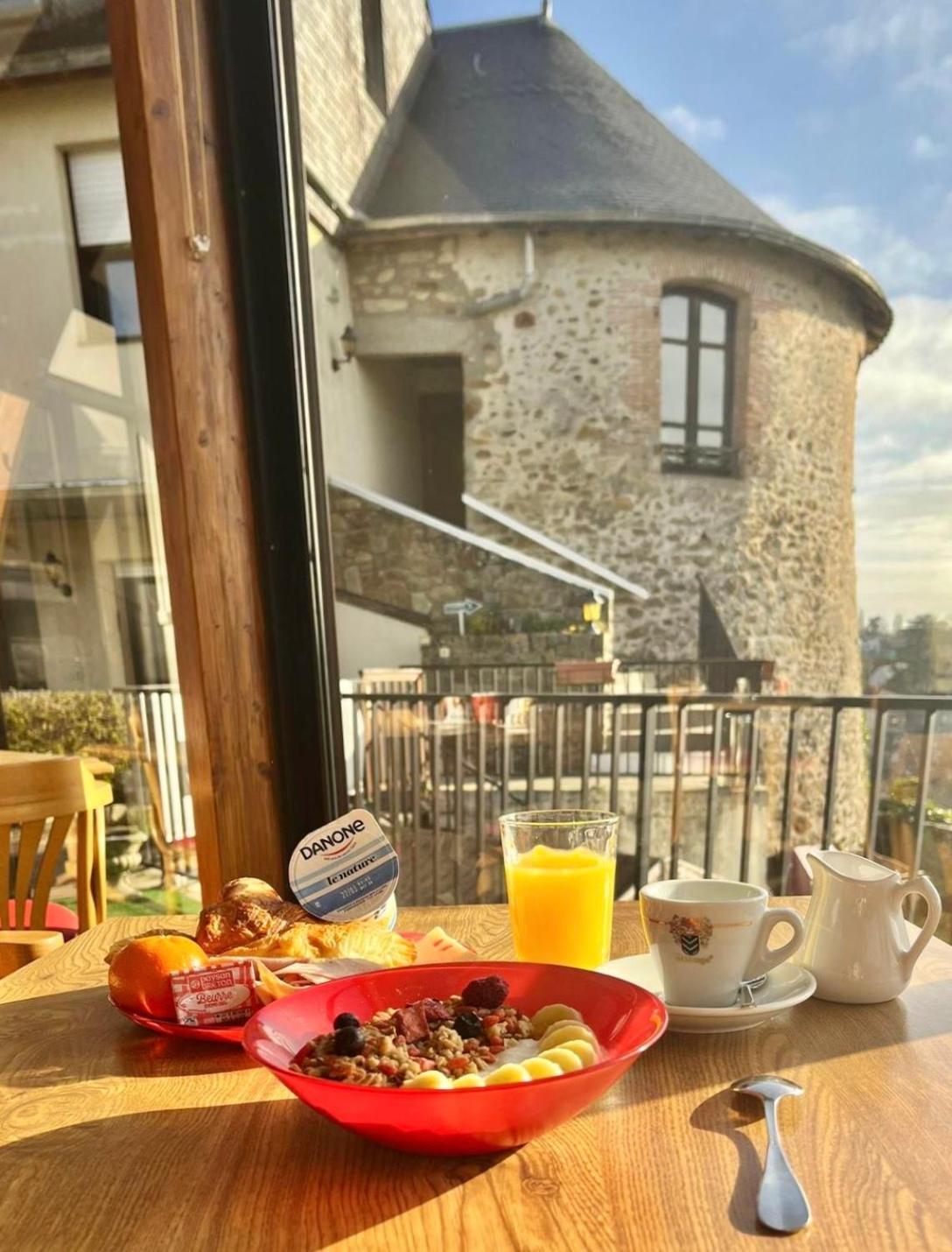 Hotel La Tour Des Anglais Mayenne Exterior photo
