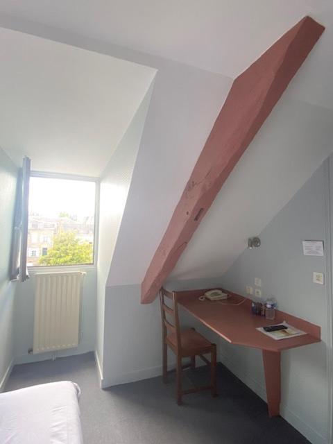 Hotel La Tour Des Anglais Mayenne Exterior photo