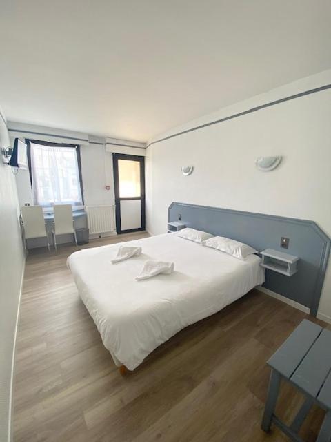Hotel La Tour Des Anglais Mayenne Exterior photo
