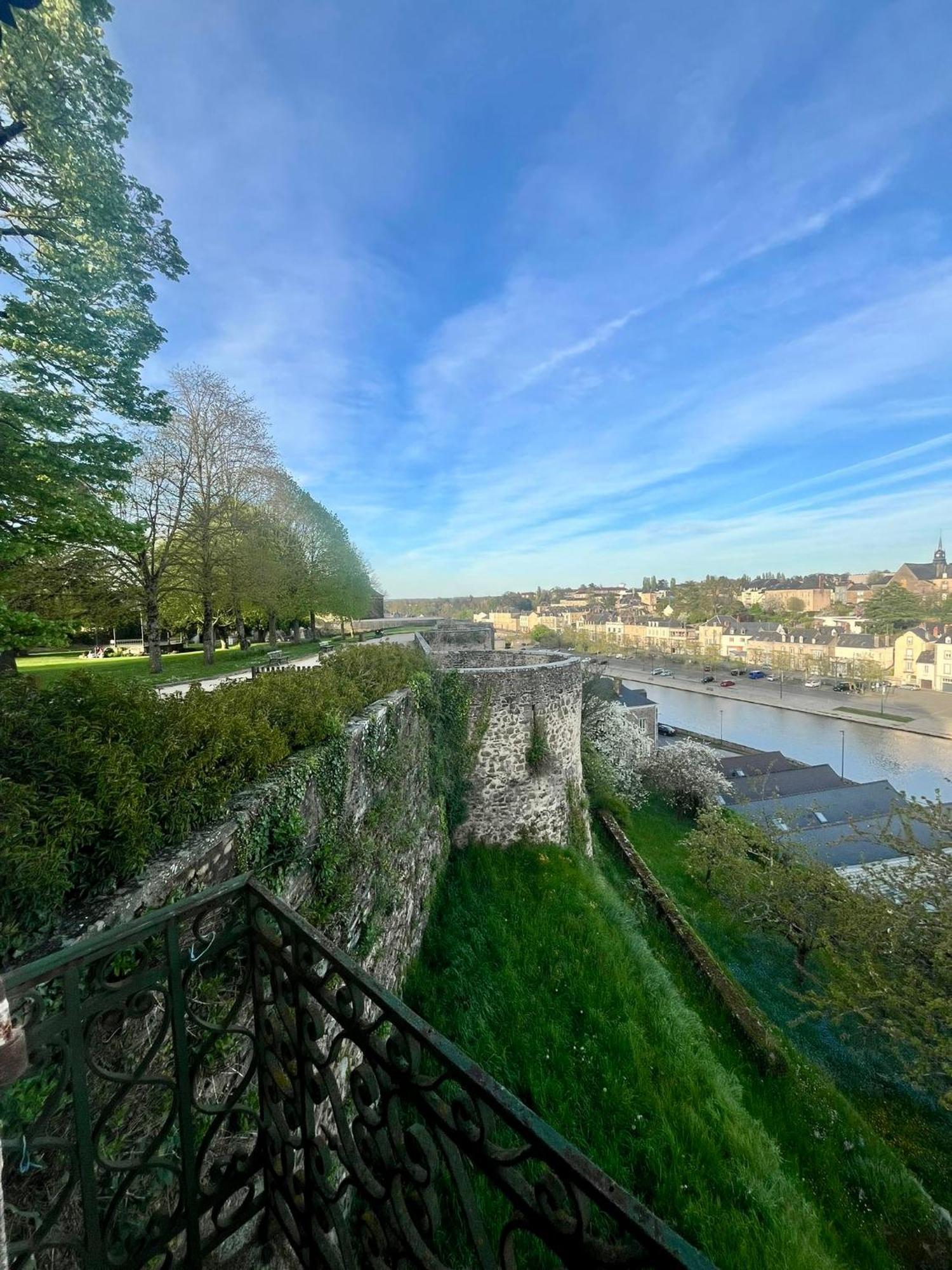 Hotel La Tour Des Anglais Mayenne Exterior photo