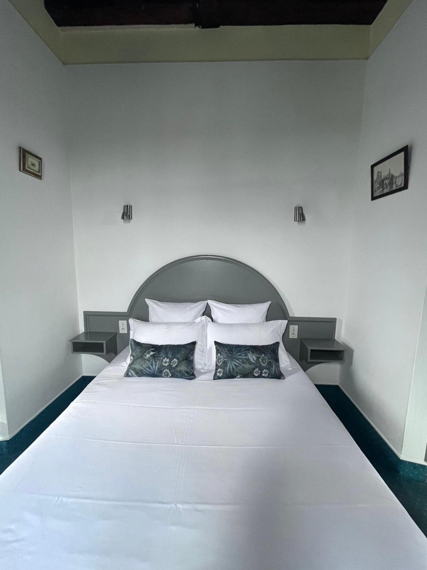 Hotel La Tour Des Anglais Mayenne Exterior photo