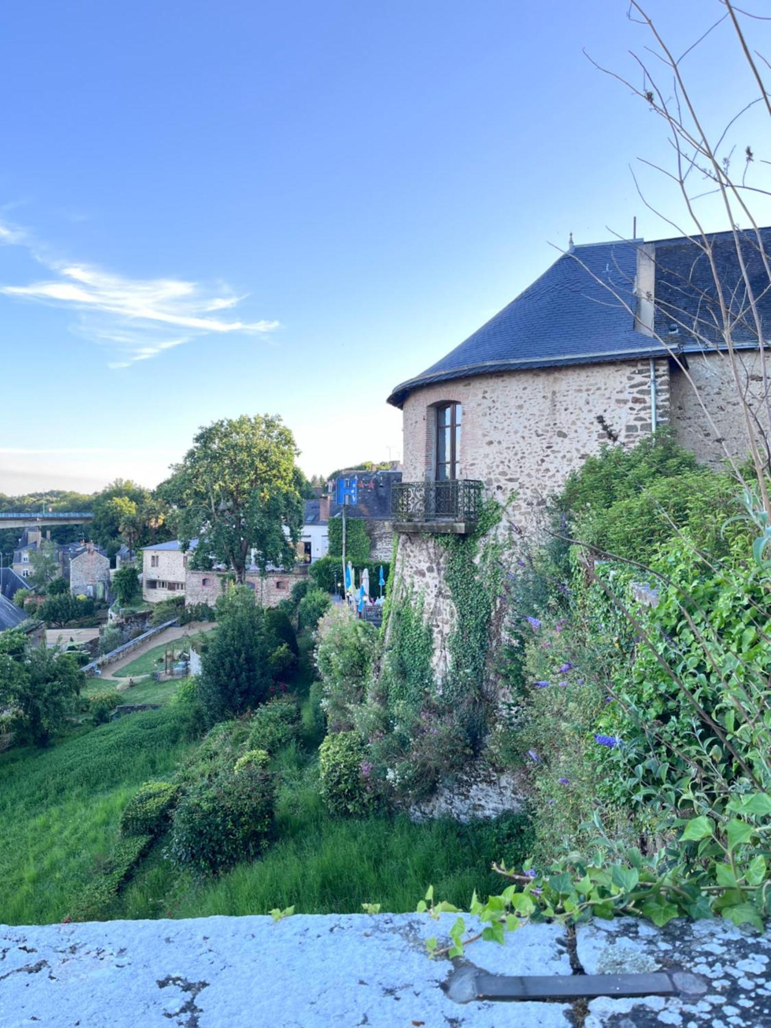 Hotel La Tour Des Anglais Mayenne Exterior photo
