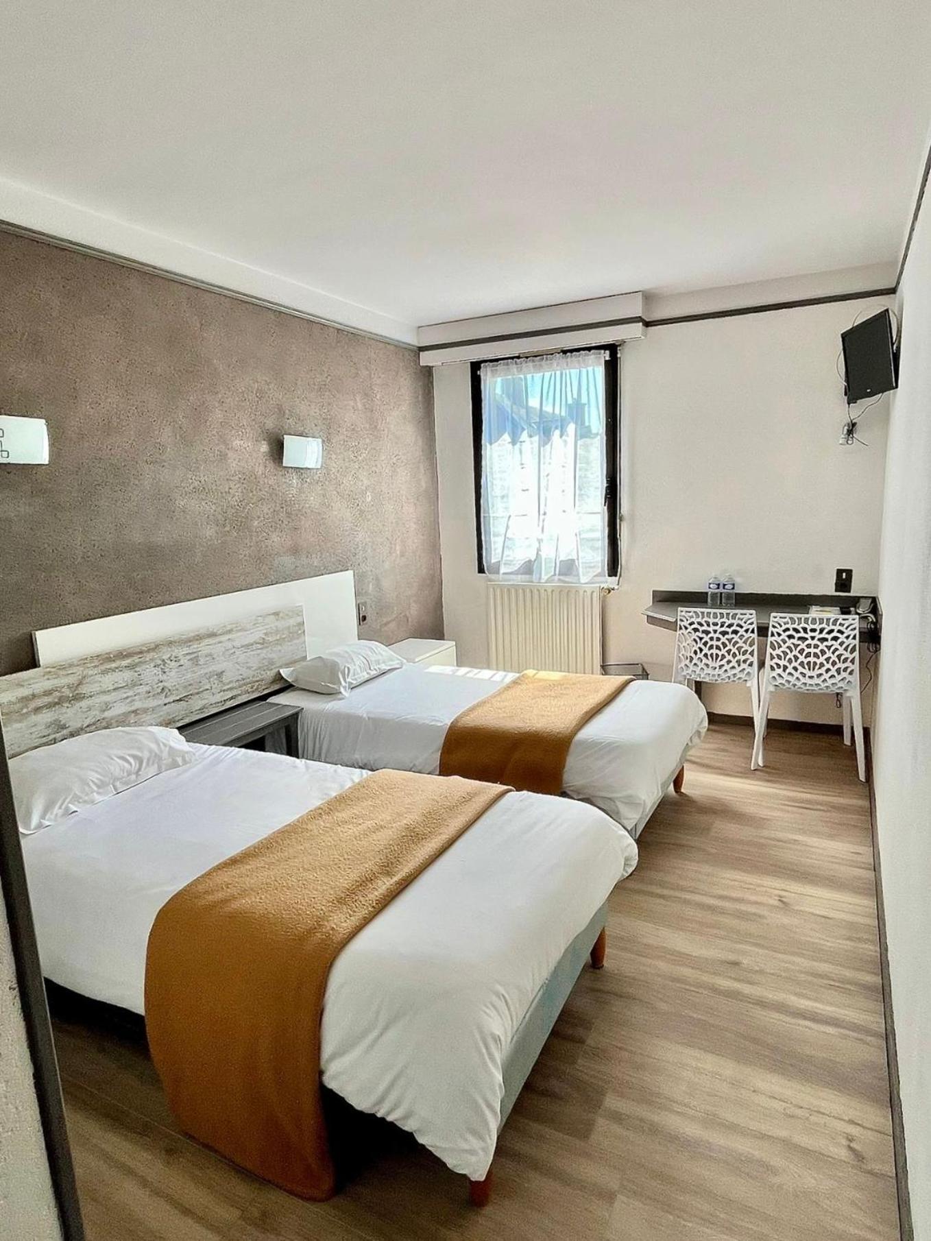 Hotel La Tour Des Anglais Mayenne Exterior photo