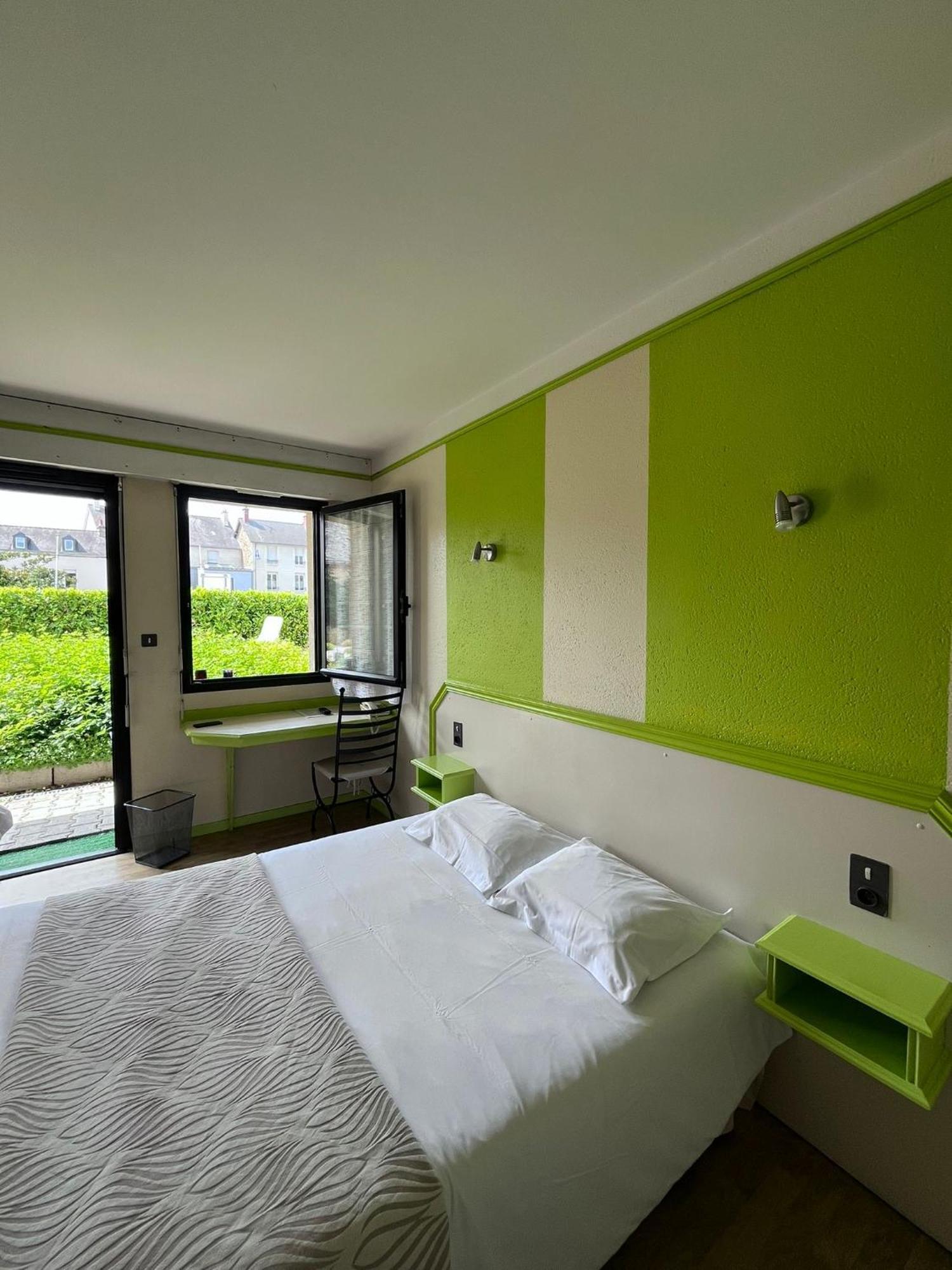 Hotel La Tour Des Anglais Mayenne Exterior photo