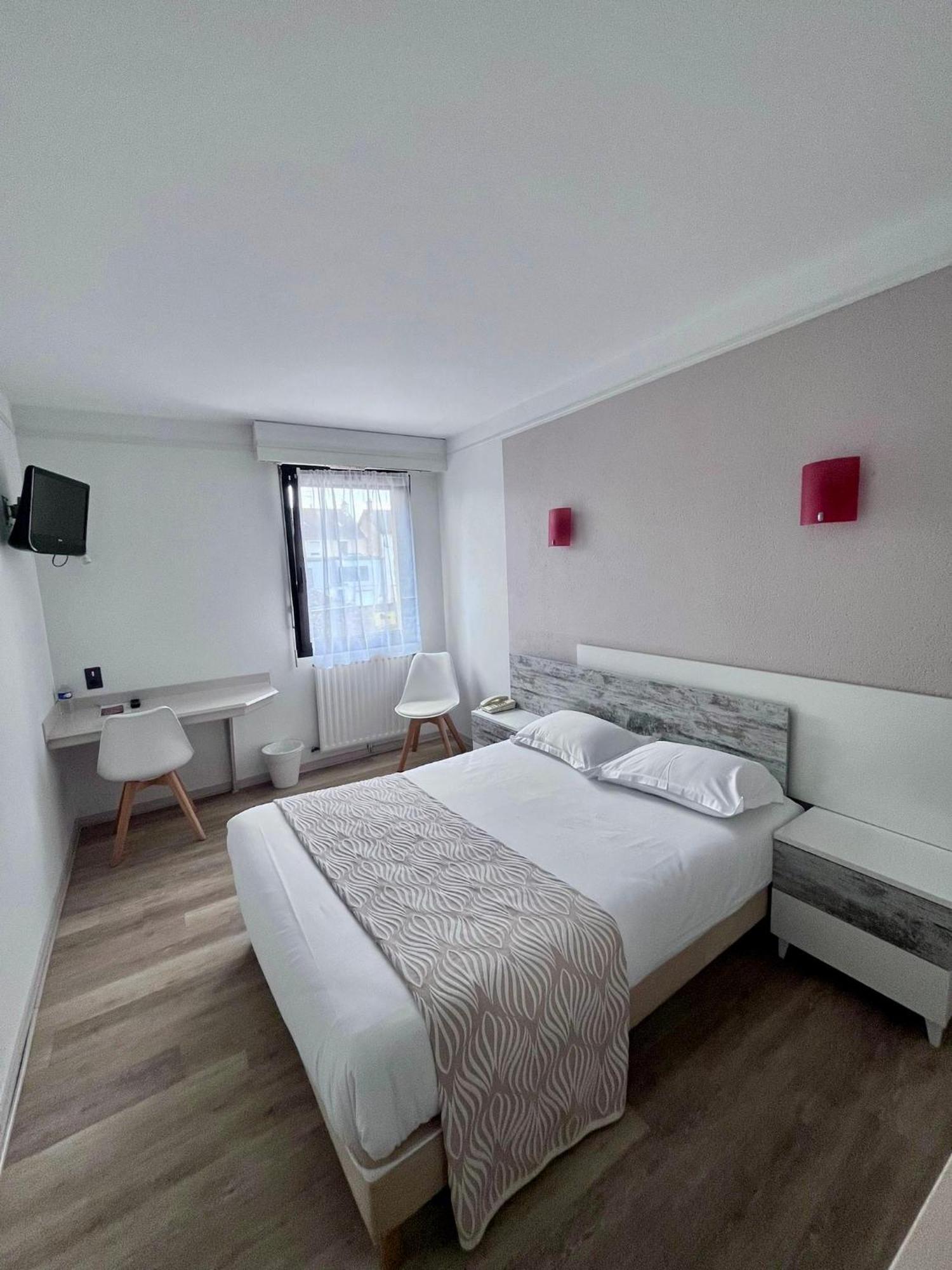 Hotel La Tour Des Anglais Mayenne Exterior photo