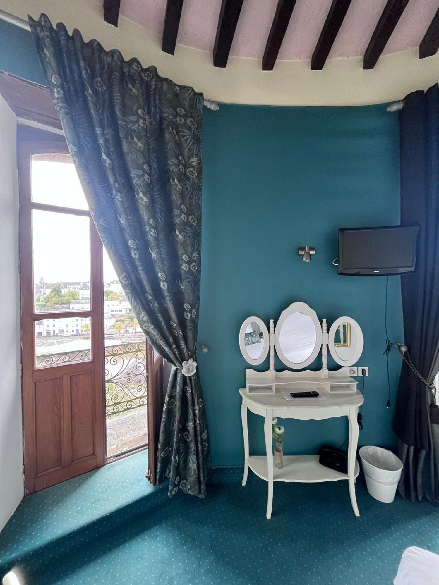 Hotel La Tour Des Anglais Mayenne Exterior photo