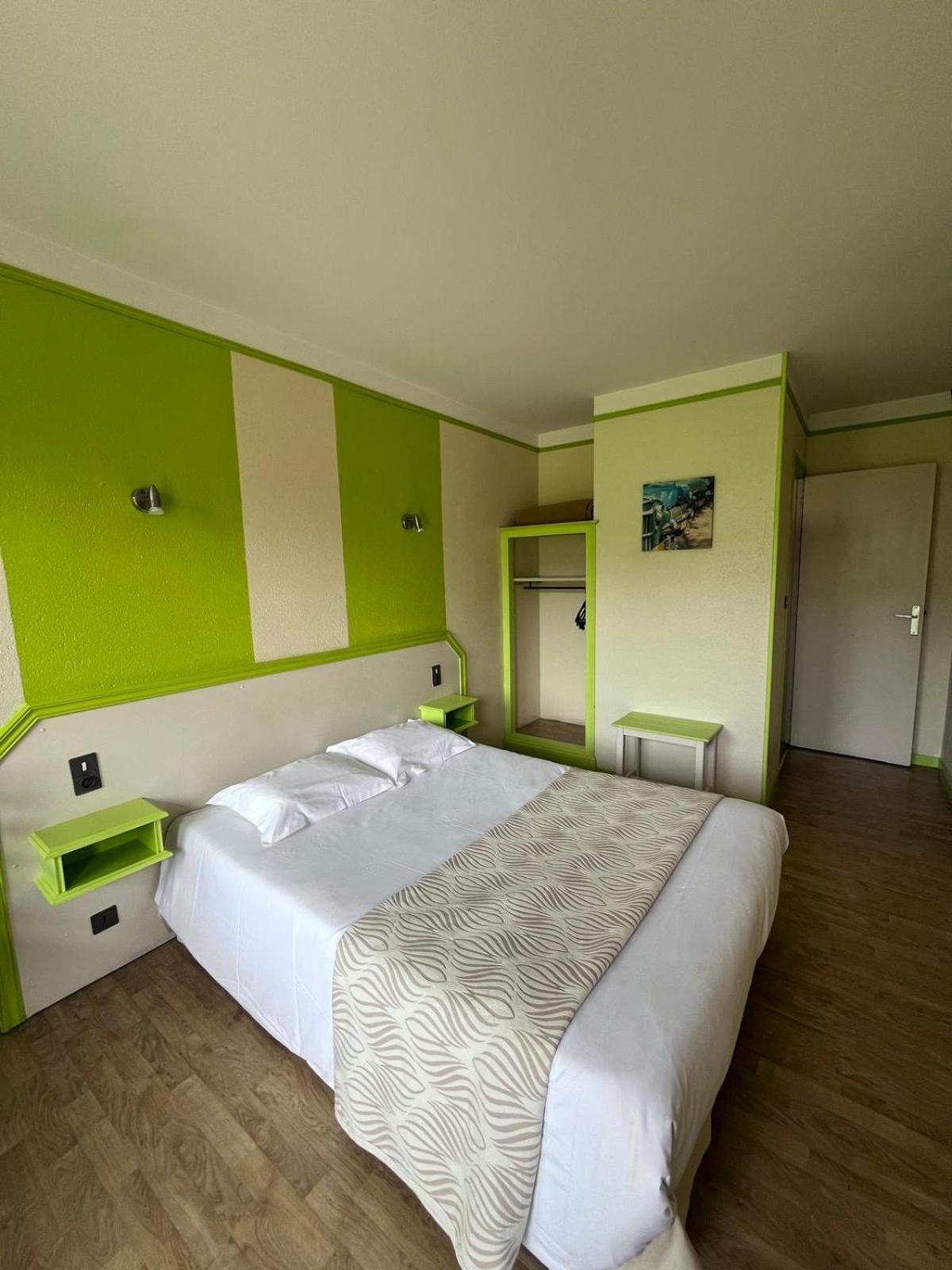 Hotel La Tour Des Anglais Mayenne Exterior photo