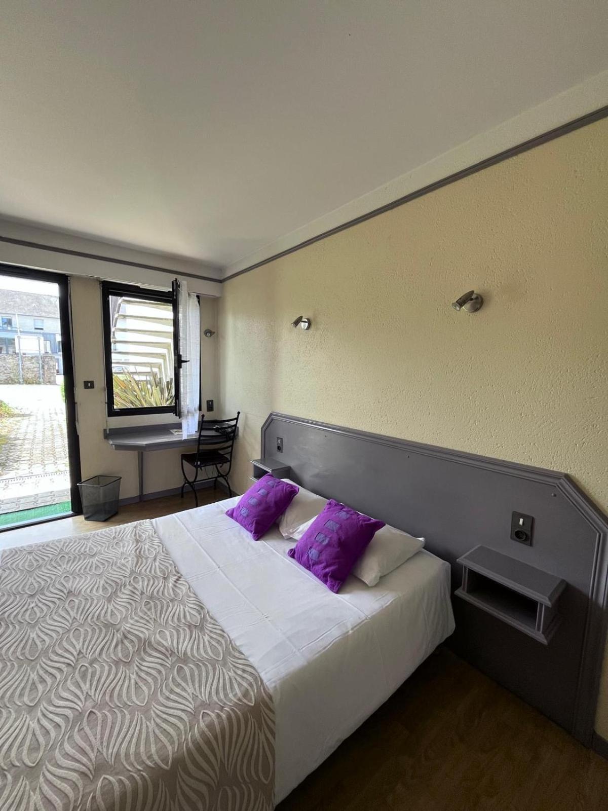 Hotel La Tour Des Anglais Mayenne Exterior photo