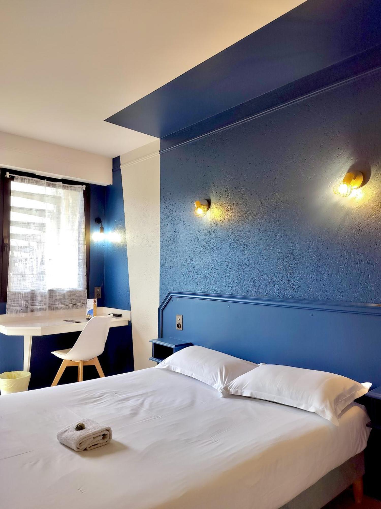 Hotel La Tour Des Anglais Mayenne Exterior photo